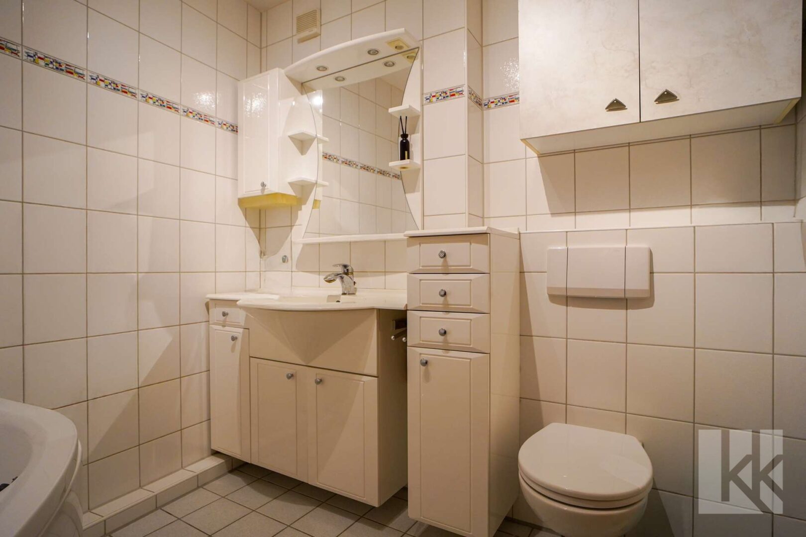 Im Obergeschoss: Ein Badezimmer mit...