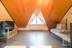 Ganz oben: Ein großes Zimmer mit...