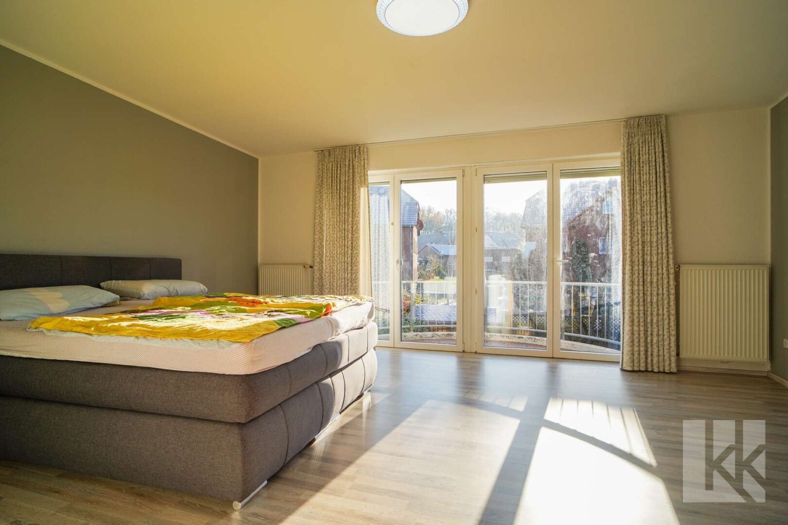 Außerdem: Ein lichtdurchflutetes Schlafzimmer mit...