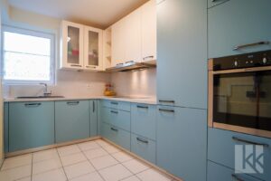 Die moderne, separate Einbauküche