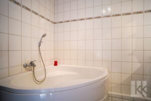 ...großer Eckbadewanne