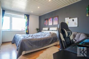 ...Kleiderschränke und einen Arbeitsplatz