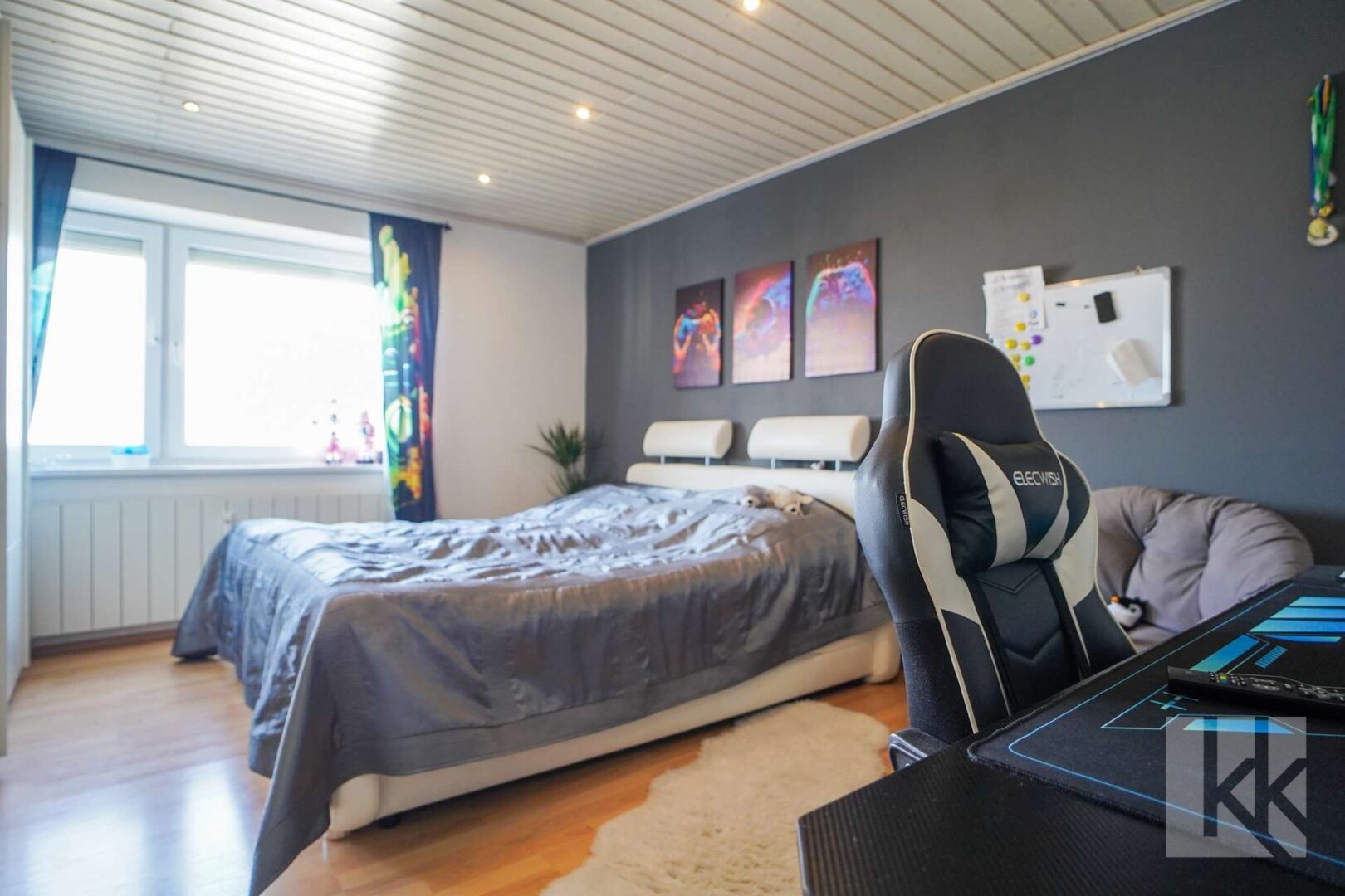 ...Kleiderschränke und einen Arbeitsplatz