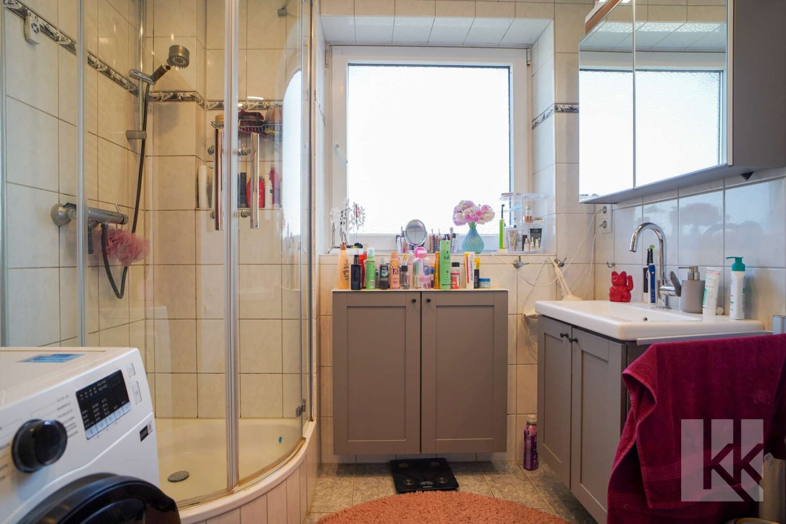 Badezimmer mit Dusche und Tageslicht