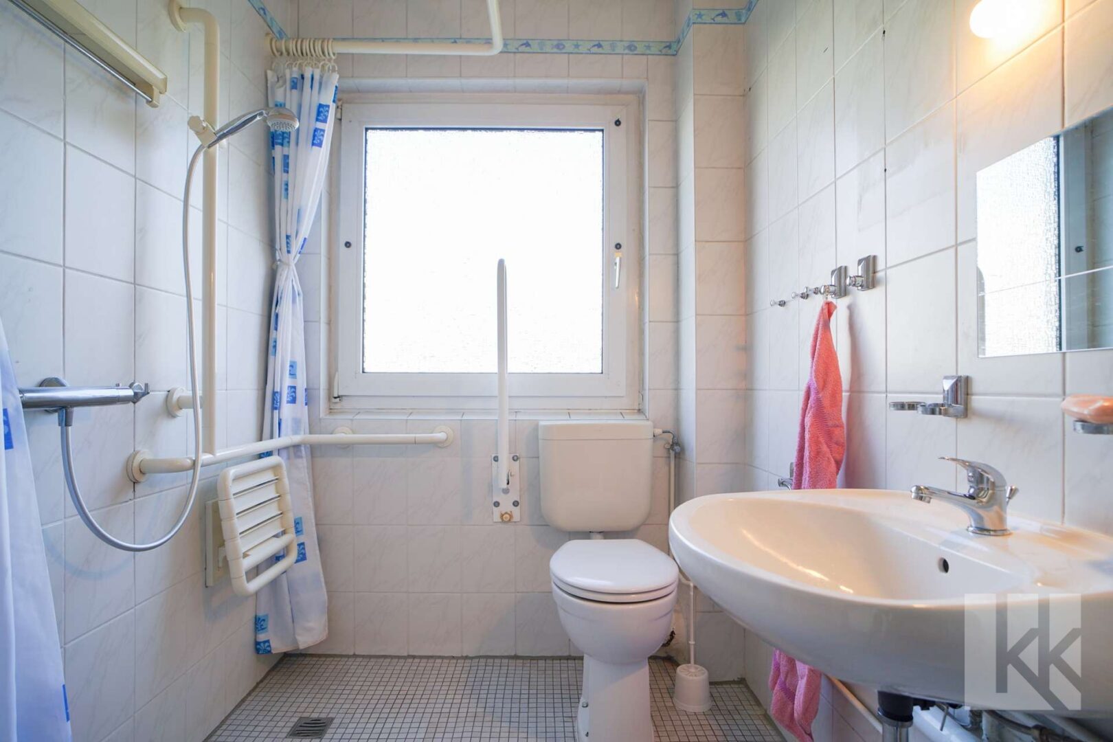 Badezimmer mit Dusche und Tageslicht