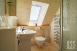 Auch im DG ein Bad mit Dusche