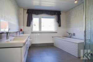 Das Hauptbad im OG mit...