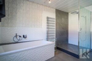 ...Badewanne und Dusche