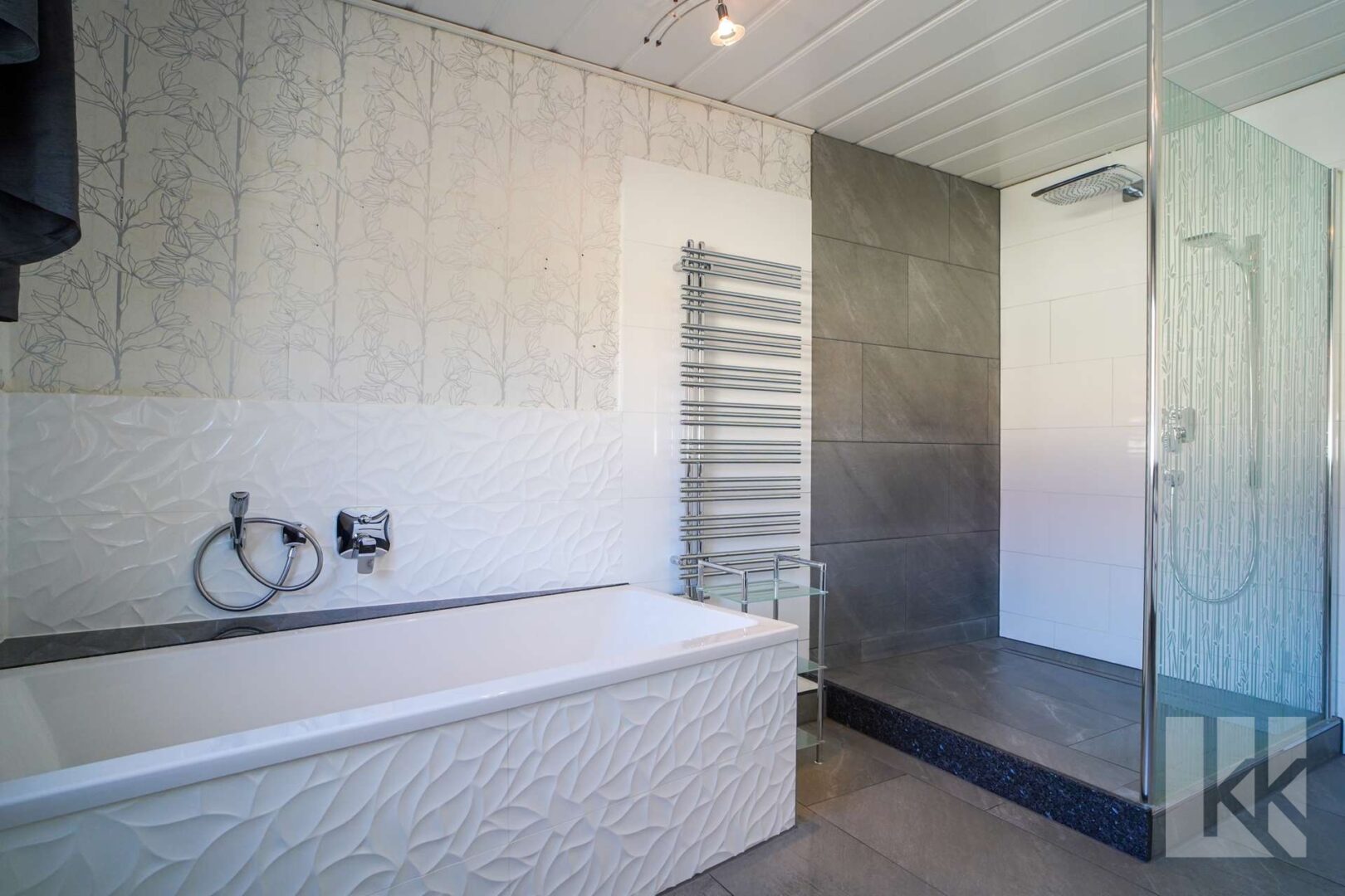 ...Badewanne und Dusche