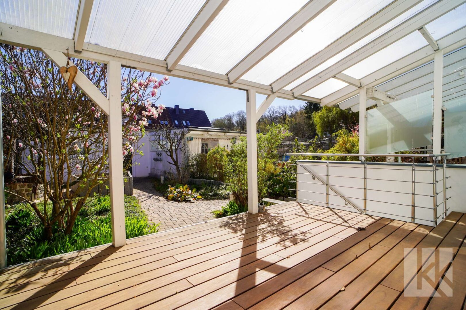 Davor: Die überdachte Terrasse mit...