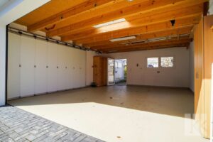 Die große Doppelgarage mit Seitensektionaltor
