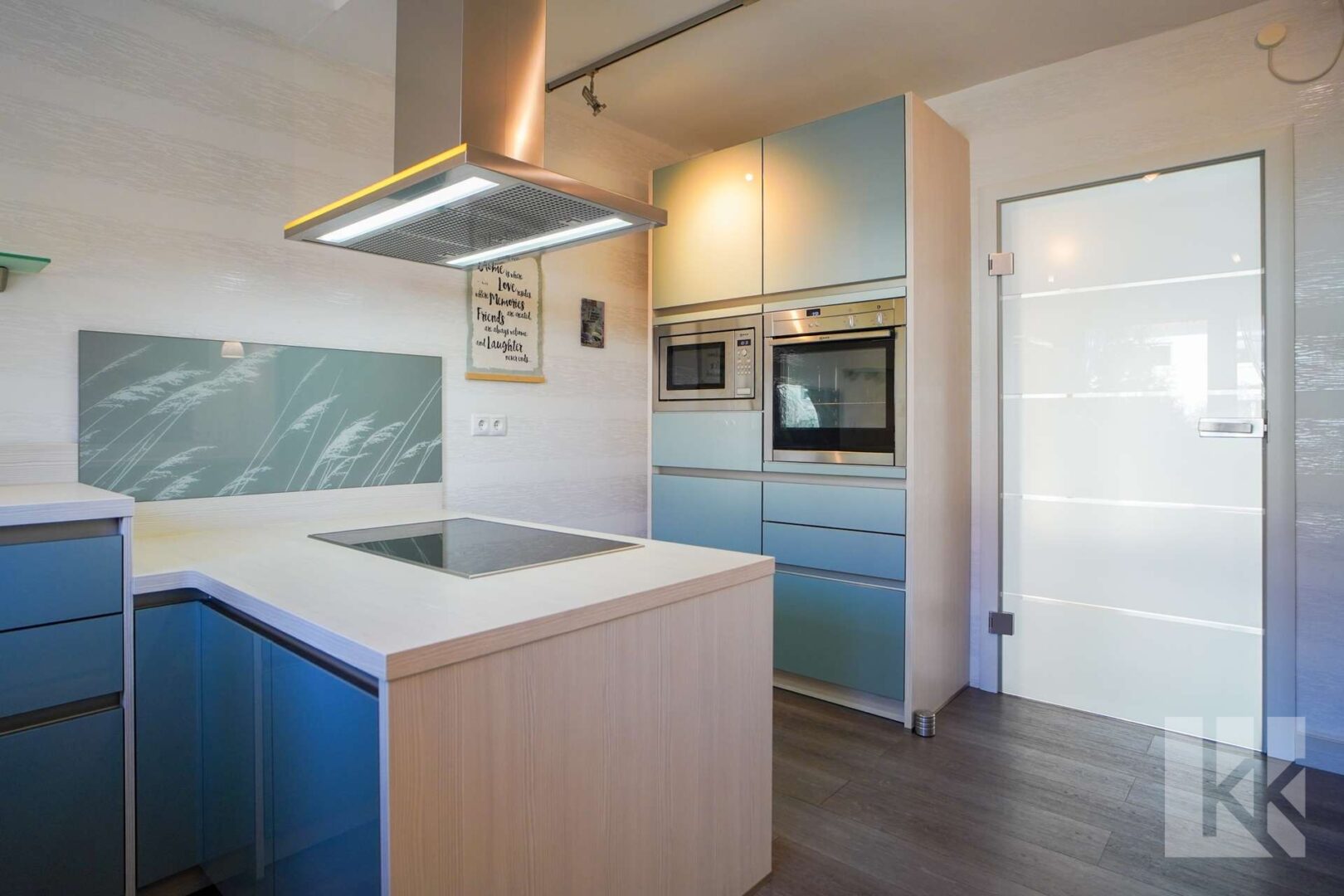 ...moderner Einbauküche