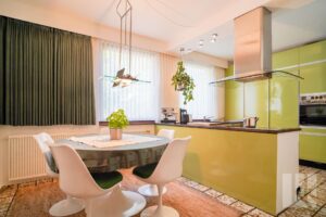 ...mit angrenzendem Essbereich