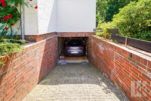 Garage unter dem Haus