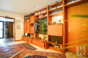 Angrenzend das Wohnzimmer mit...