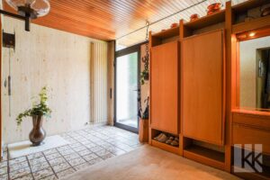 ...versteckt sich das standesgemäße Entree mit Garderobe