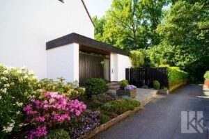 Fast schon im Wald: Hinter der Haustür...