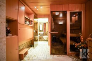 Wellnessbereich im Keller mit...