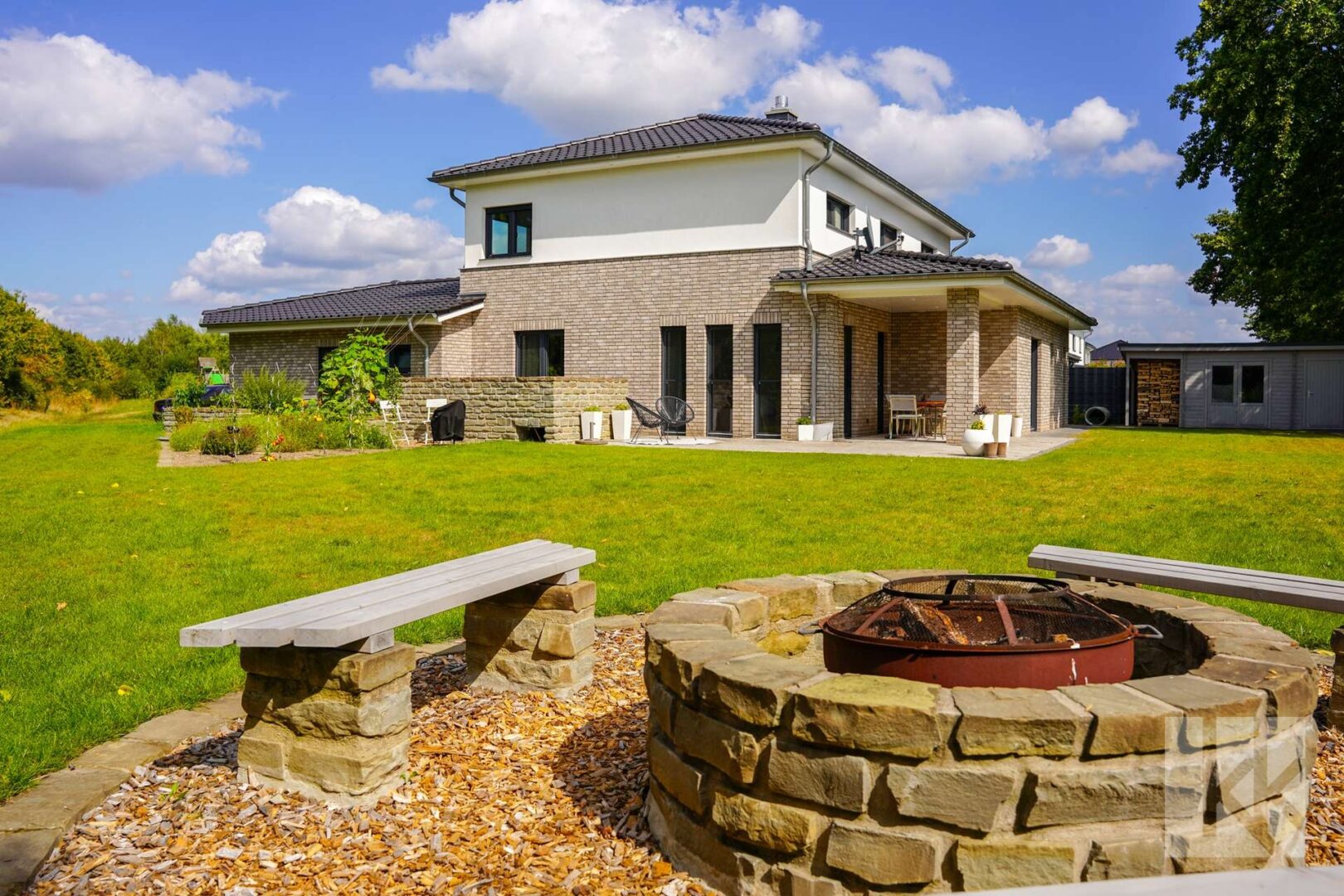 Hausansicht Rückseite vom Boden und...