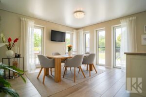 ...lichtdurchflutetem Esszimmer