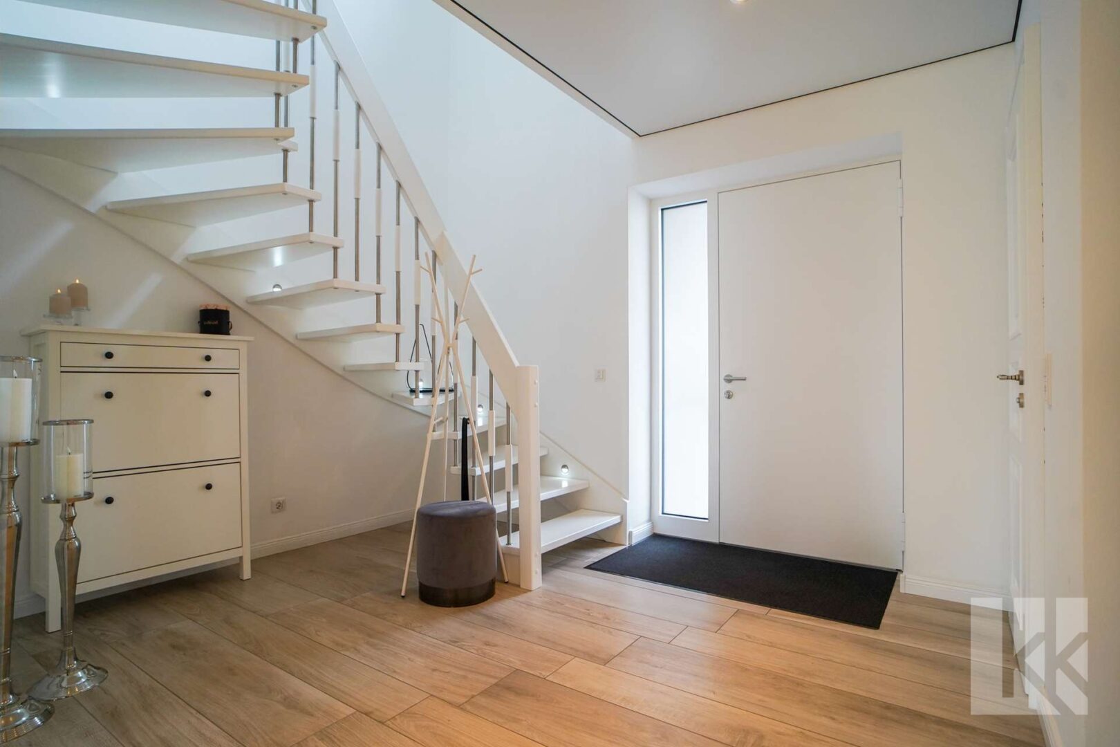 Großzügiges Entree mit Platz für Garderobe und...