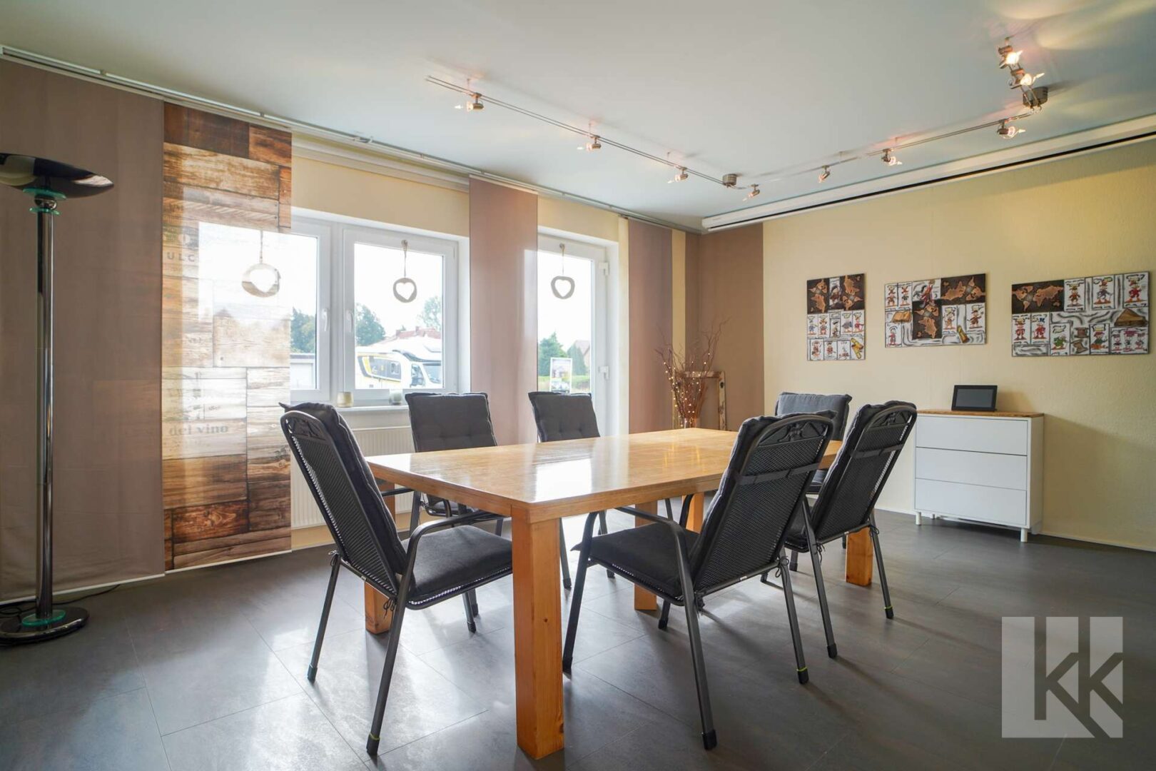 Lichtdurchflutetes Esszimmer mit viel Platz