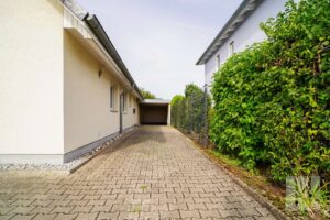 Viele Stellplätze auf der Einfahrt und...