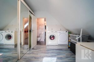 Dahinter: Praktischer Waschraum