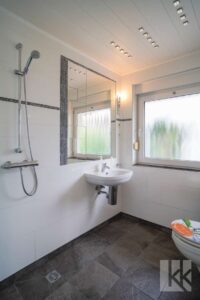 Weiteres Bad mit Dusche und WC