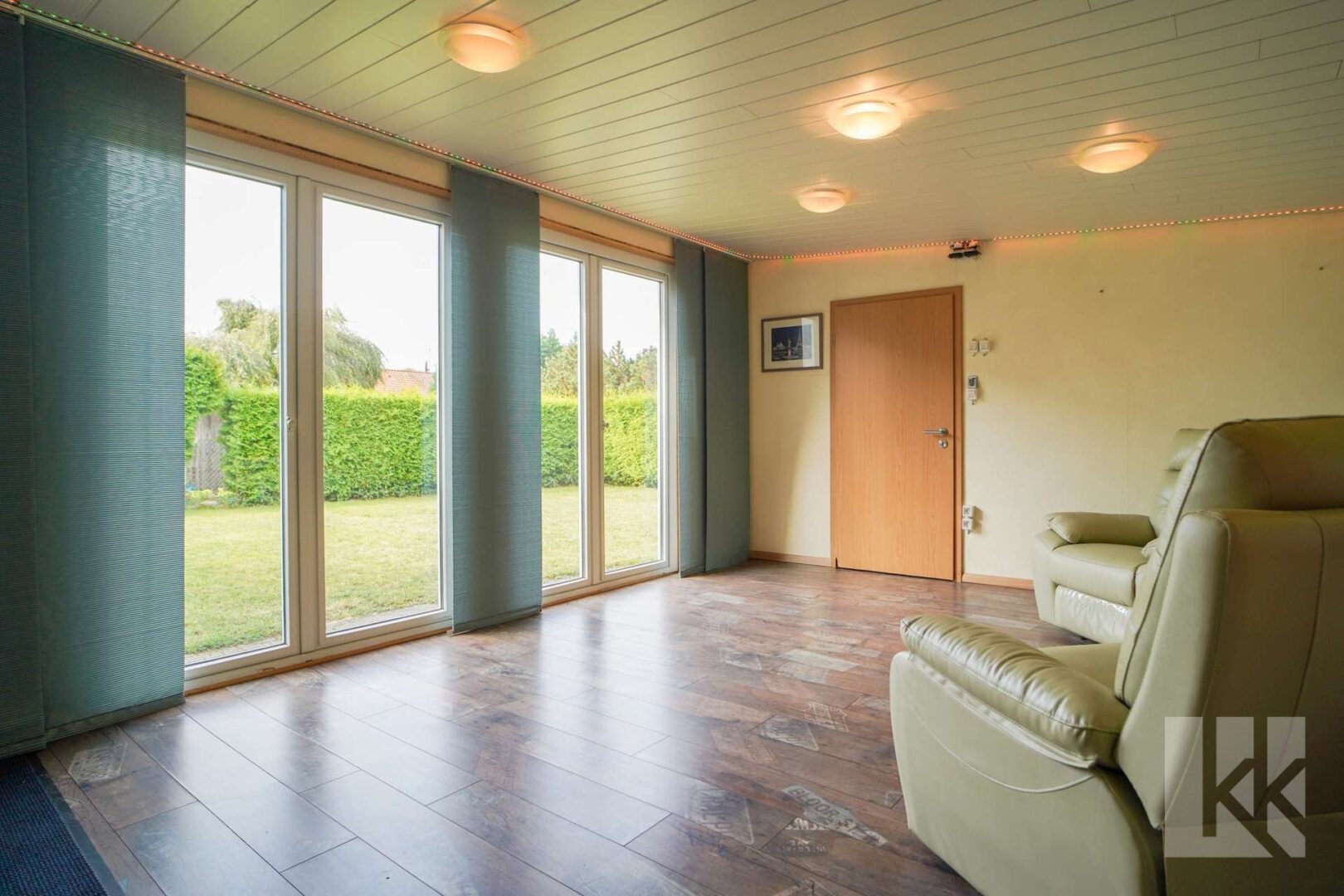 ...Blick in den Garten und...