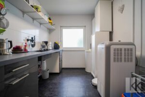 ...anliegendem Hauswirtschaftsraum