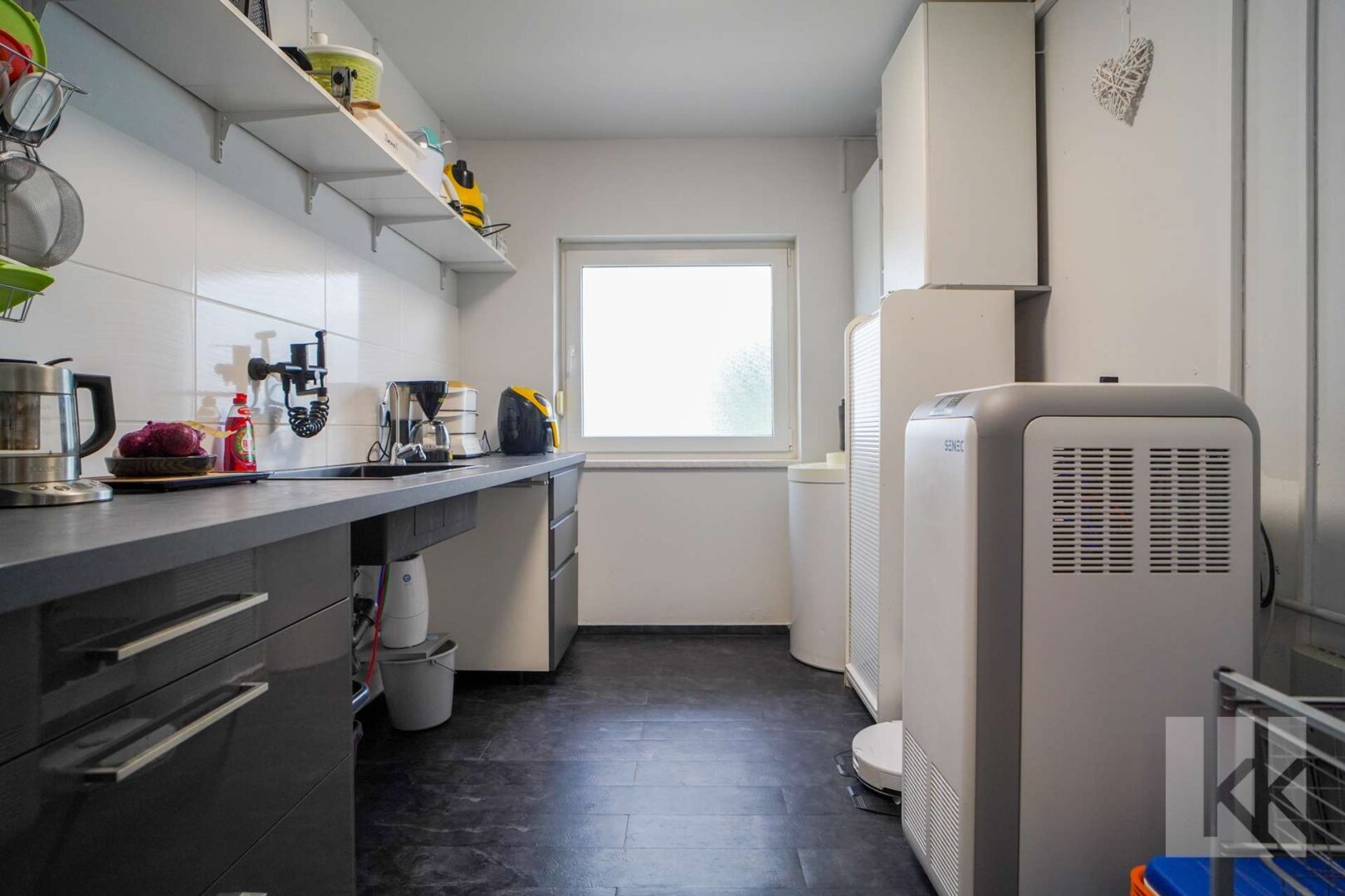 ...anliegendem Hauswirtschaftsraum