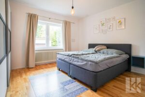 Auch im Erdgeschoss: Ein Schlafzimmer und...