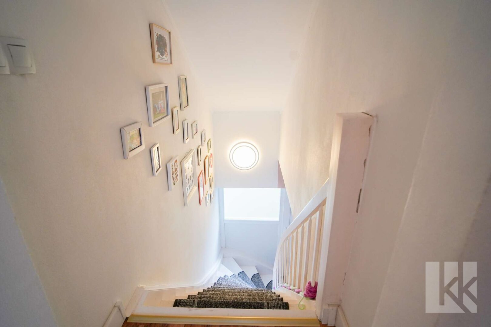 Eine helle Treppe führt in...