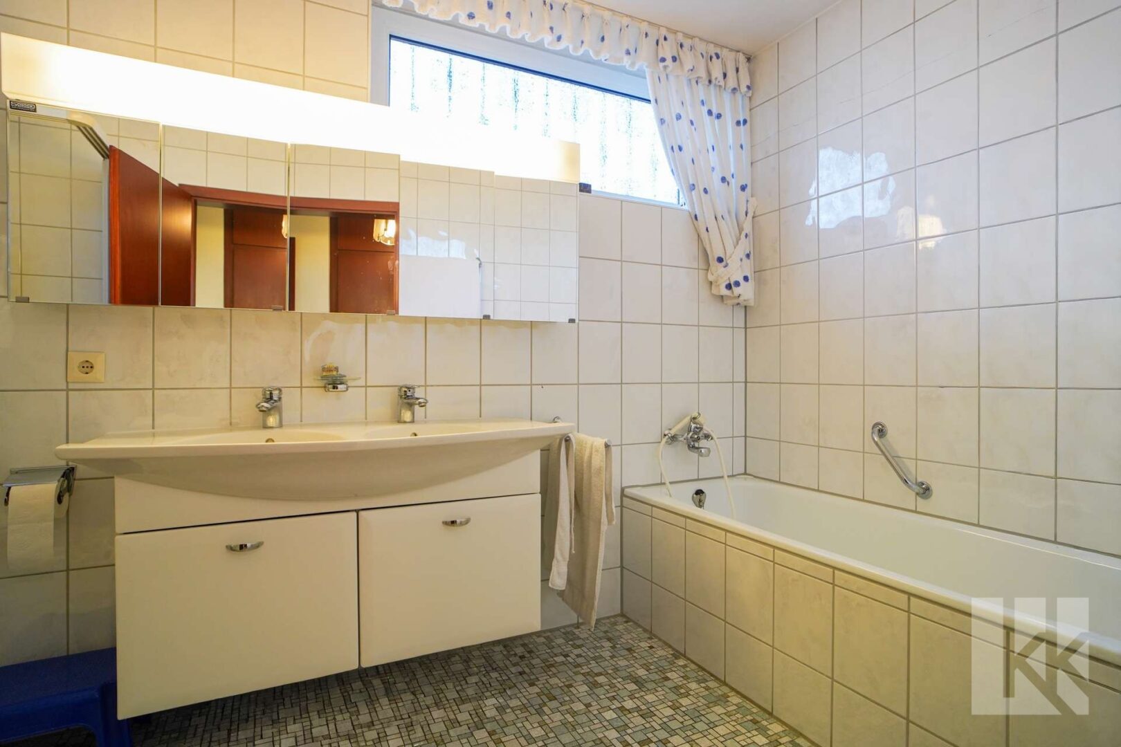 ...Badewanne und Fenster