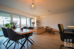 Daneben: Der Wohnbereich mit...