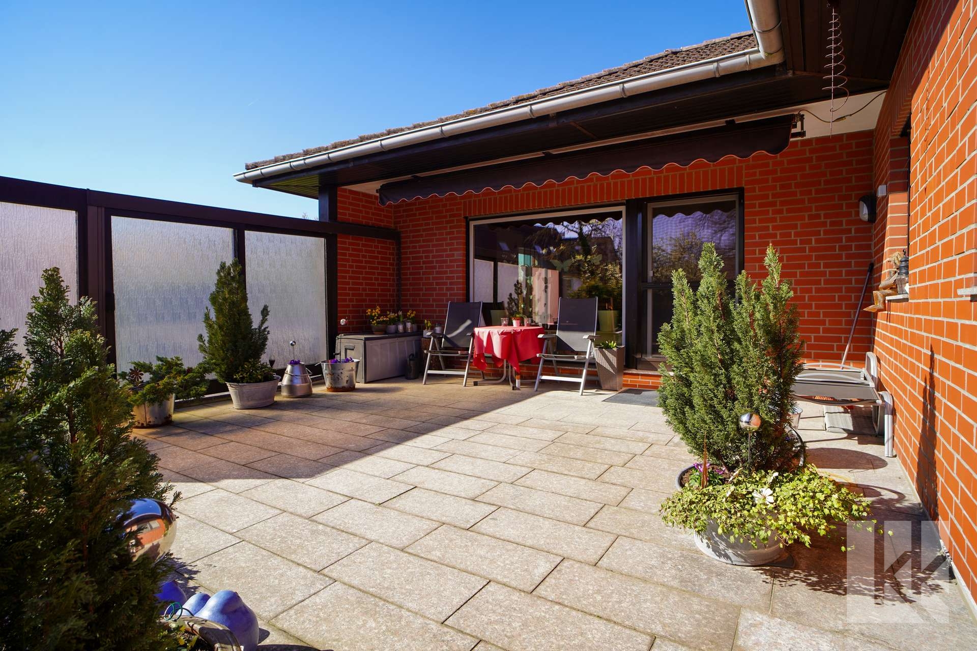 …und angrenzender Terrasse.