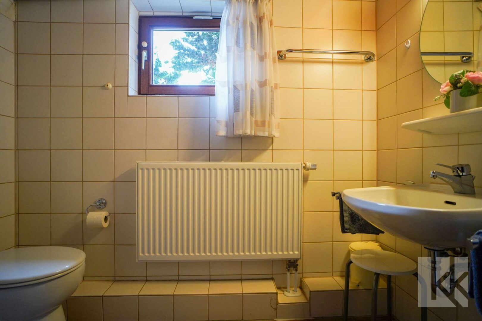 ...nebenan befindet sich das Duschbad.