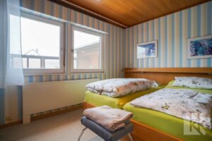 …gelangen Sie ins Hauptschlafzimmer…