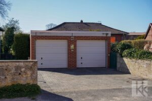 ...sowie einer Doppelgarage.