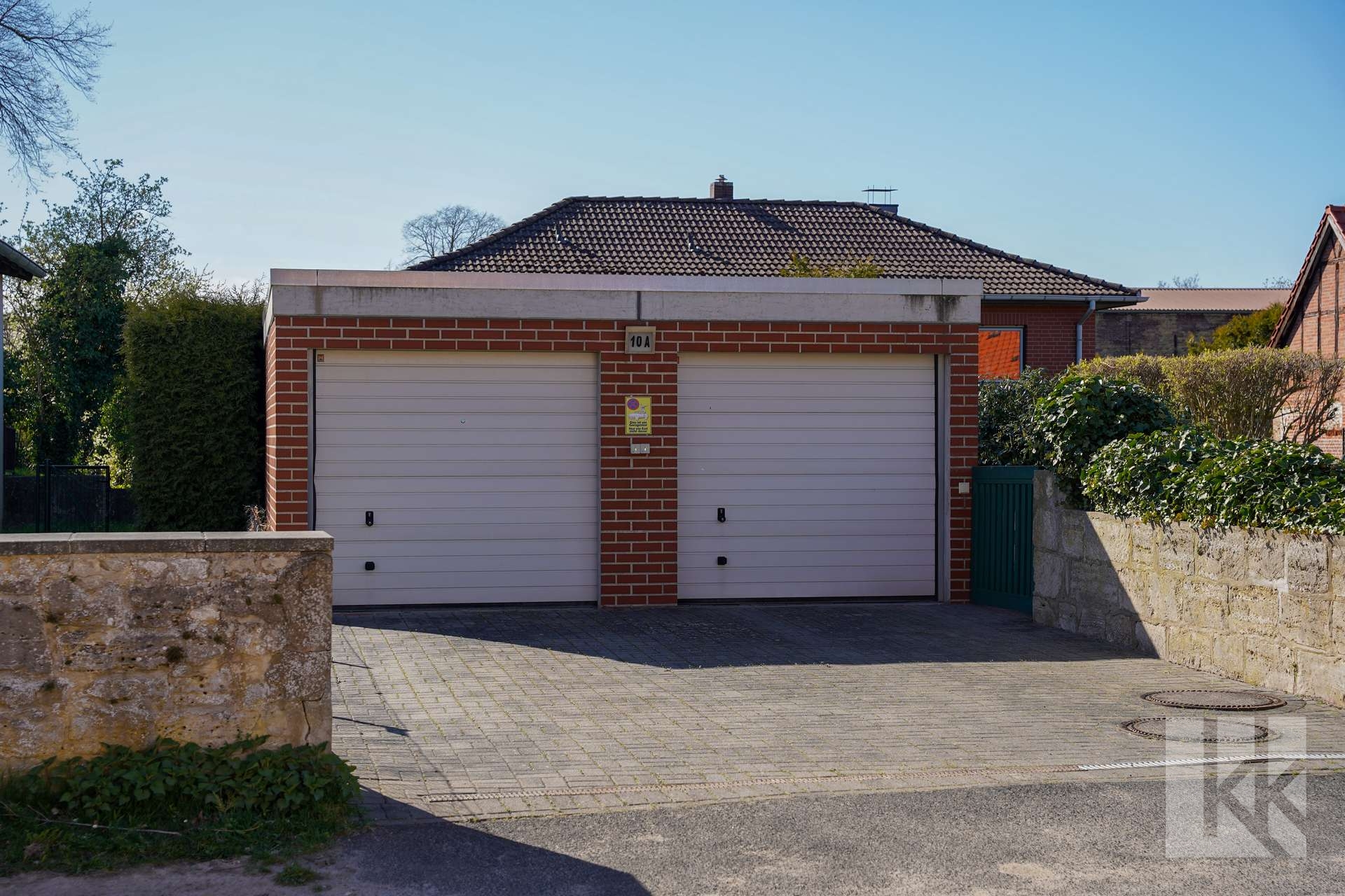 ...sowie einer Doppelgarage.