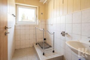 Daneben: Der Waschraum (Gäste-WC möglich)