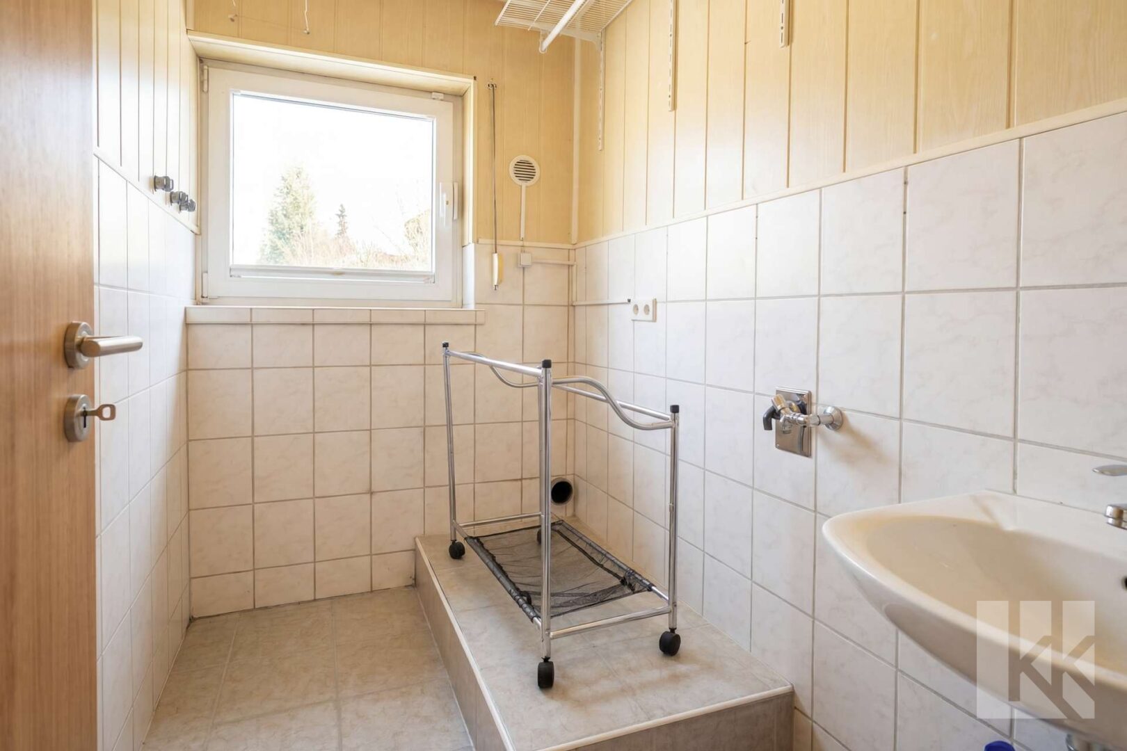 Daneben: Der Waschraum (Gäste-WC möglich)