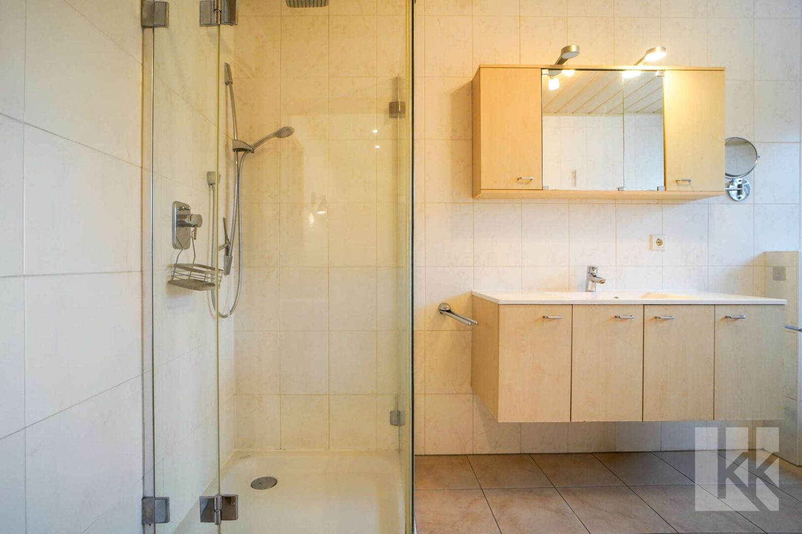 Großes Badezimmer mit Dusche, ...