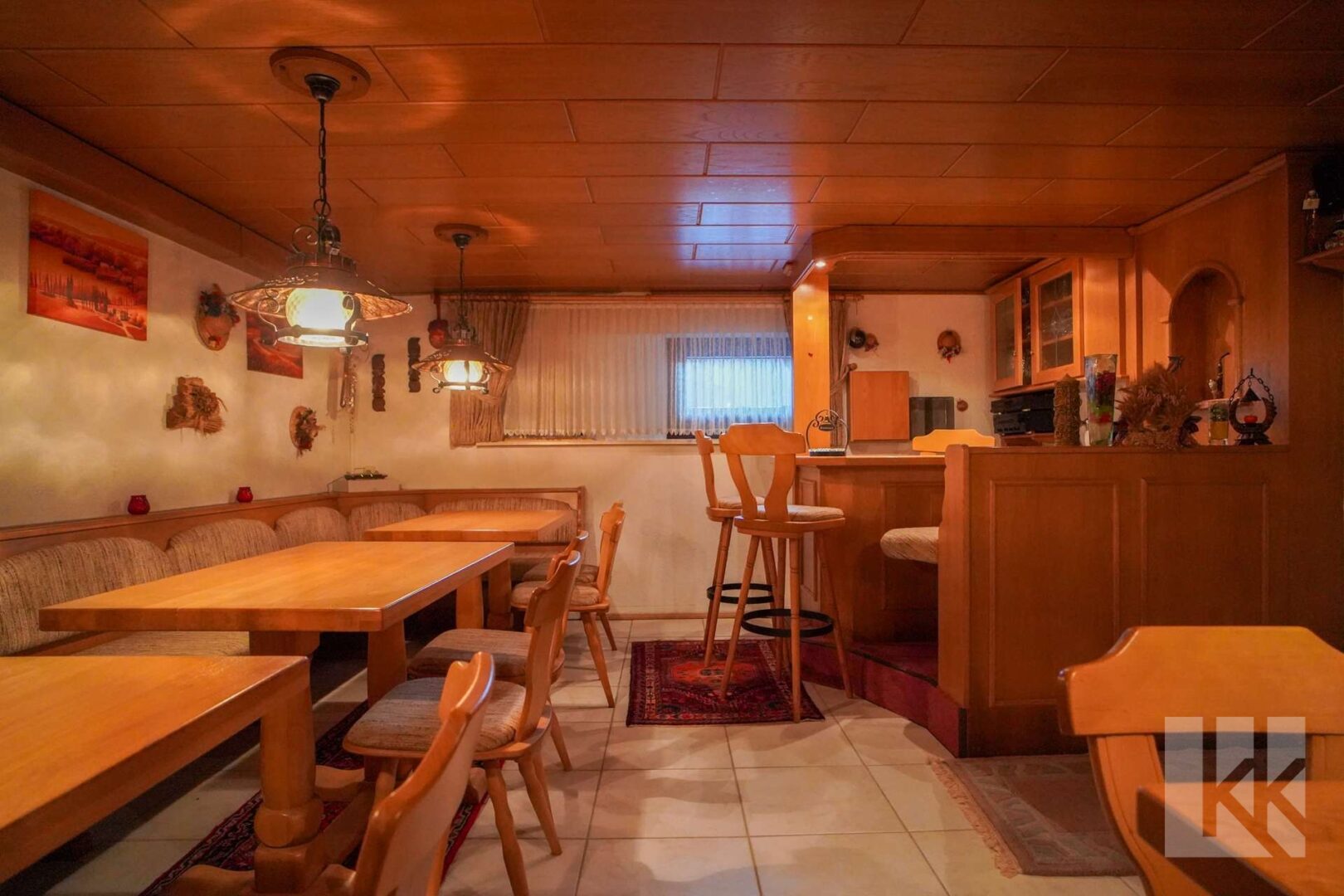 ...großem Partyraum und...