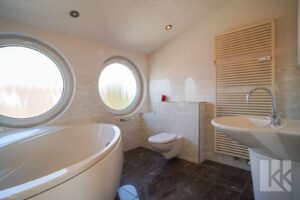 Badezimmer mit großer Eckbadewanne