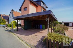 Großes Doppelcarport vor dem Haus