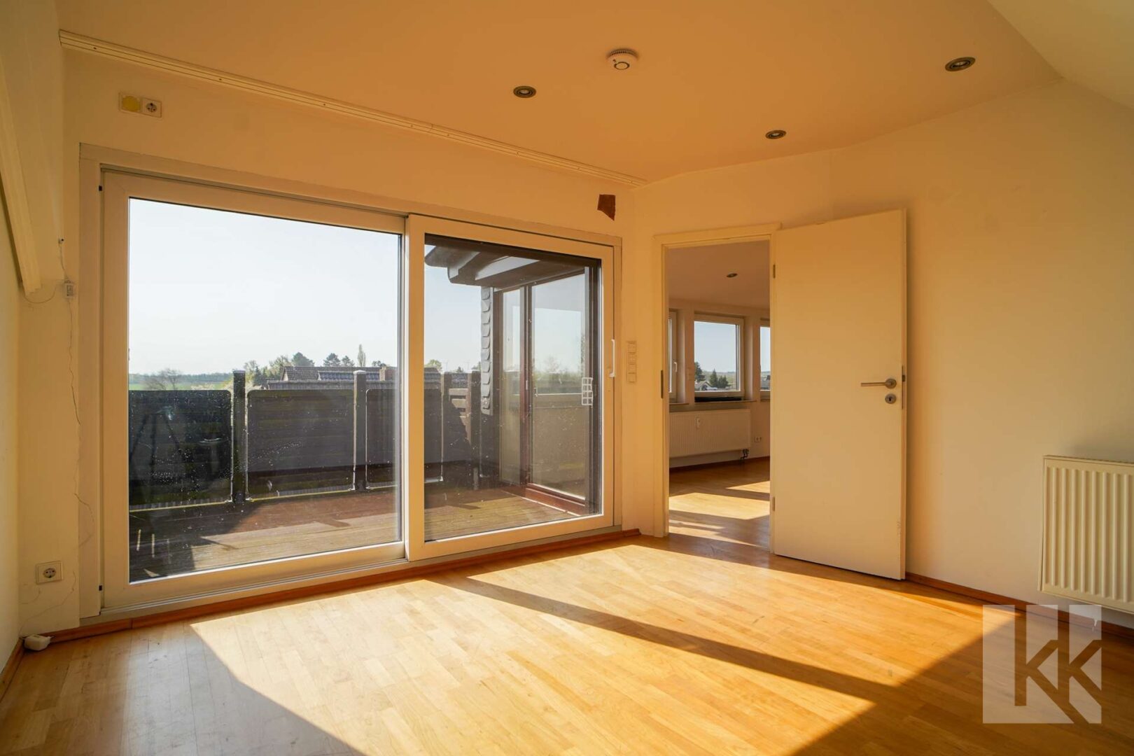 ...großer Fensterfront und...