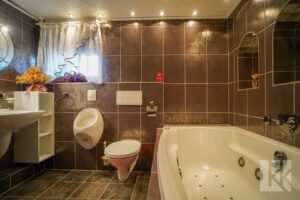 ...weiterem Badezimmer