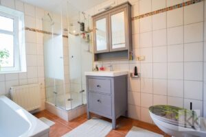 Das Hauptbad mit Dusche, ...